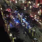 Vehículos de la Policía en el lugar del tiroteo sucedido en el barrio francés de Nueva Orleans