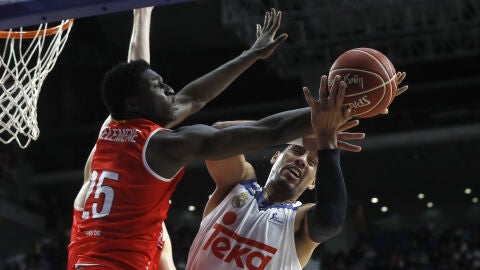 Ay&oacute;n pelea el bal&oacute;n en el partido ante el Manresa