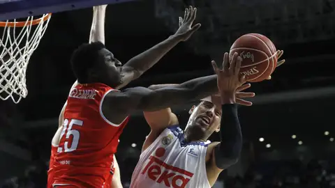 Ayón pelea el balón en el partido ante el Manresa Ayón pelea el balón en el partido ante el Manresa