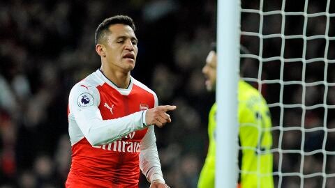 Alexis S&aacute;nchez celebrando uno de su goles
