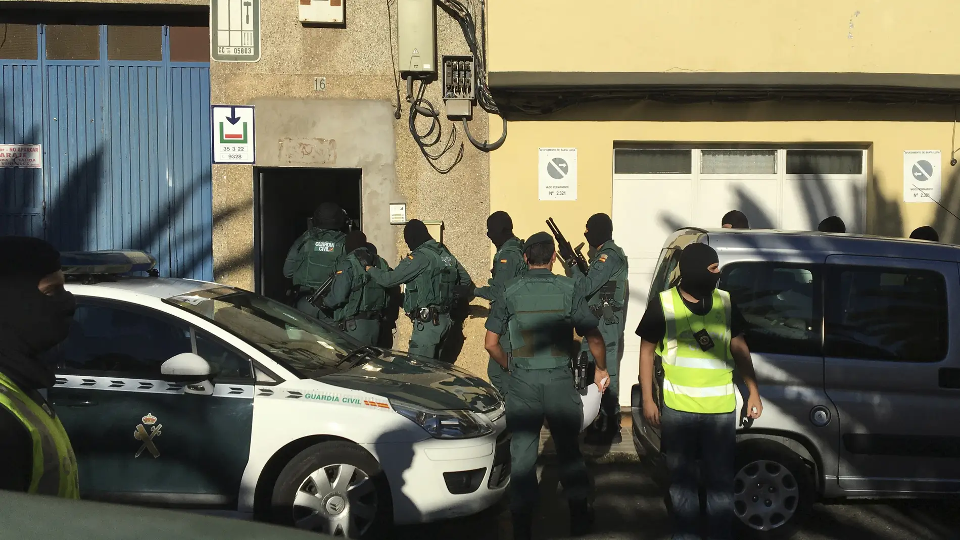 Un equipo de asalto de la Guardia Civil inicia una operación antiterrorista en Vecindario