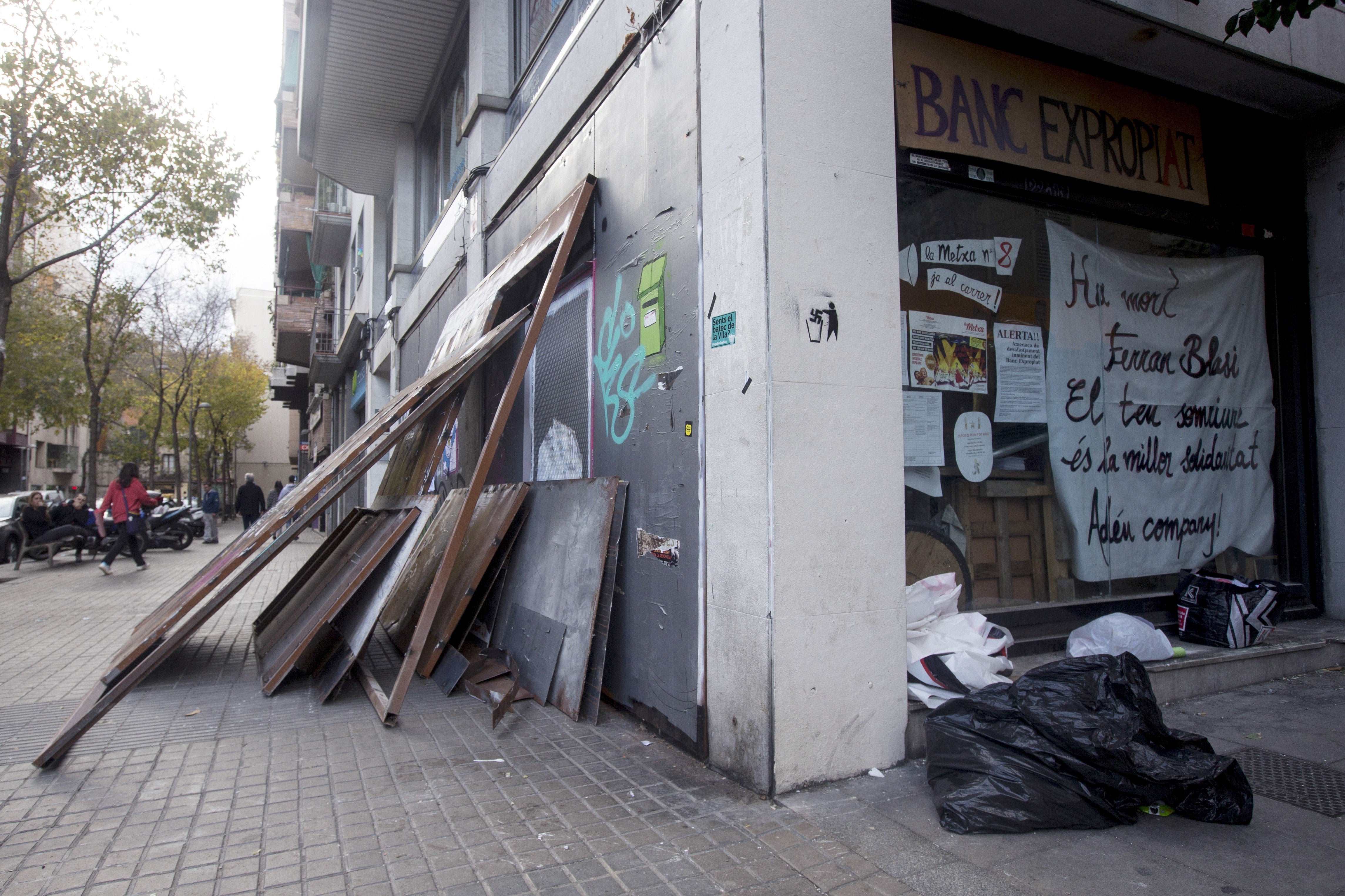 Los Mossos entran en el "Banco Expropiado" para desalojar a los okupas Los Mossos entran en el "Banco Expropiado" para desalojar a los okupas