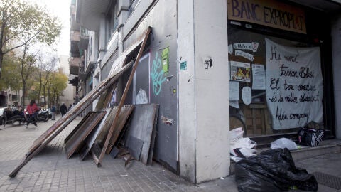 Vista de las planchas met&aacute;licas que miembros del colectivo okupa han retirado para acceder al denominado "Banco Expropiado"