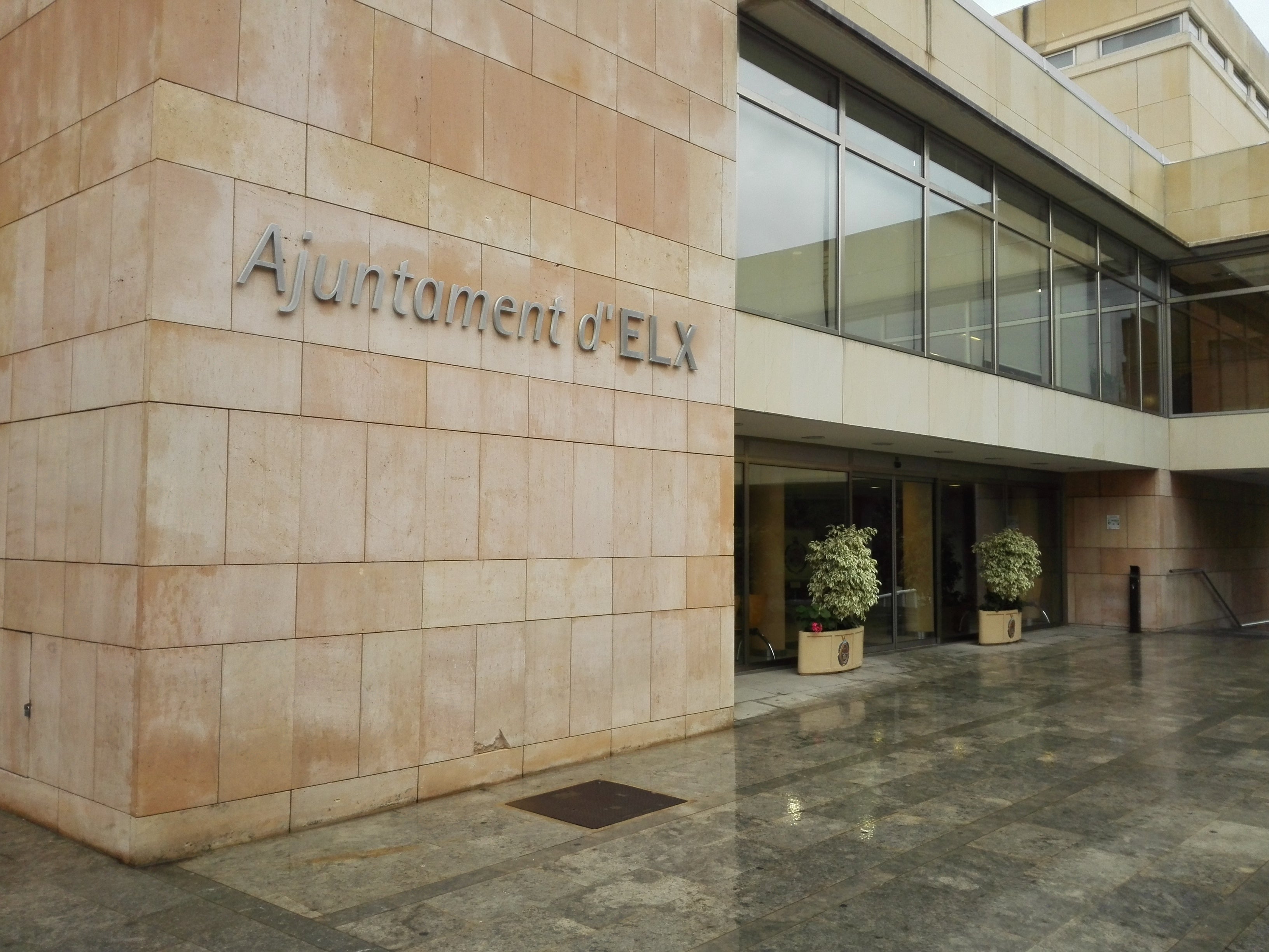 El Ayuntamiento de Elche prevé destinar unos dos millones de euros del superávit municipal de 2019 a reforzar políticas sociales El Ayuntamiento de Elche prevé destinar unos dos millones de euros del superávit municipal de 2019 a reforzar políticas sociales