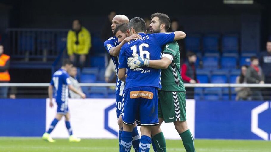 Jugadores del Alav&eacute;s celebran un gol ante el Villarreal