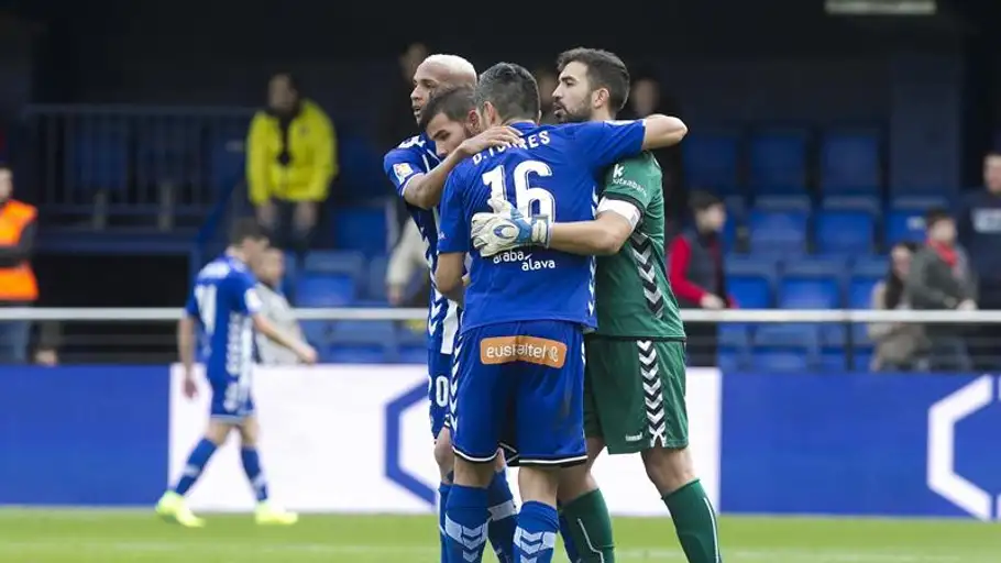 Jugadores del Alavés celebran un gol ante el Villarreal Jugadores del Alavés celebran un gol ante el Villarreal