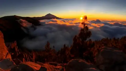 Frame 38.464021 de: Un astro-fotógrafo graba el cielo sobre el Teide con cámaras aéreas de alta definición Frame 38.464021 de: Un astro-fotógrafo graba el cielo sobre el Teide con cámaras aéreas de alta definición