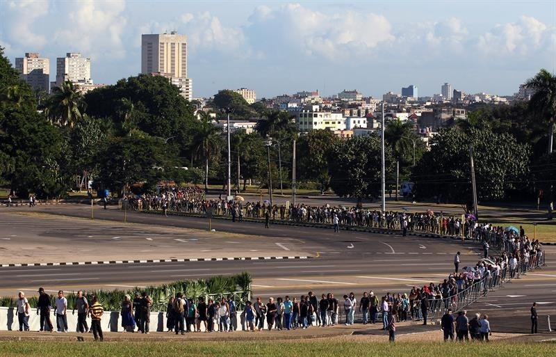 Largas colas y caras de tristeza, emoción y lágrimas para rendir tributo a Fidel Castro en La Habana Largas colas y caras de tristeza, emoción y lágrimas para rendir tributo a Fidel Castro en La Habana