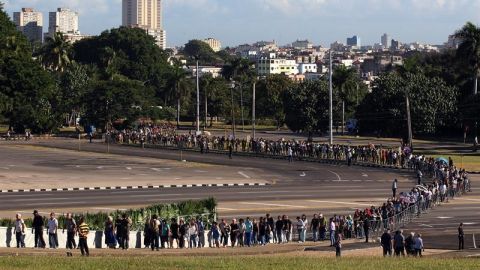 Miles de personas hacen fila para entrar a la Plaza de la Revoluci&oacute;n de La Habana y rendir homenaje a Fidel Castro