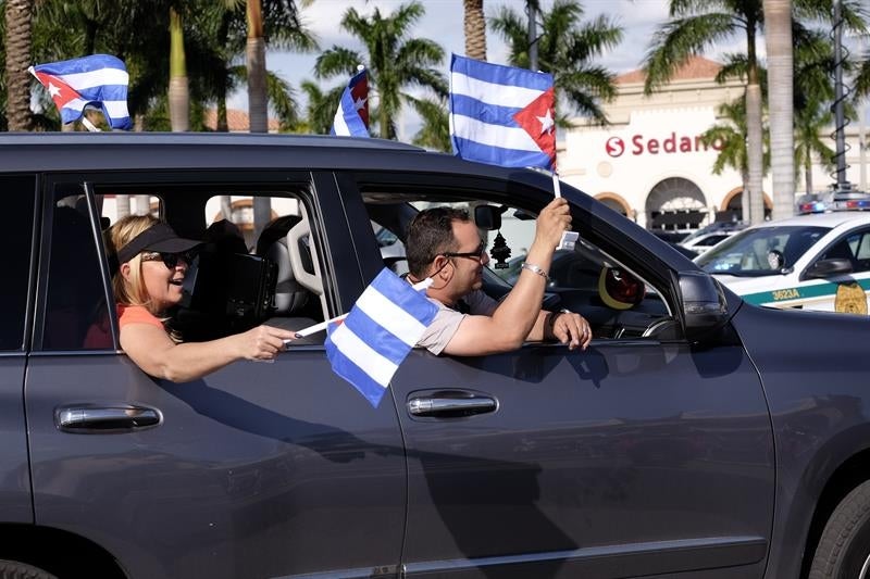 El exilio cubano sigue de fiesta por la muerte de Fidel Castro y prepara una gran concentración en Miami El exilio cubano sigue de fiesta por la muerte de Fidel Castro y prepara una gran concentración en Miami