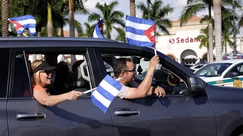 Cubanos exiliados en Miami celebran la muerte de Fidel Castro Cubanos exiliados en Miami celebran la muerte de Fidel Castro
