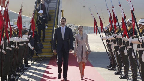 Los reyes de Espa&ntilde;a, Felipe VI y Letizia, a su llegada al aeropuerto Francisco S&aacute; Carneiro de Oporto