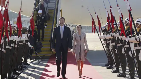 Los reyes de España, Felipe VI y Letizia, a su llegada al aeropuerto Francisco Sá Carneiro de Oporto Los reyes de España, Felipe VI y Letizia, a su llegada al aeropuerto Francisco Sá Carneiro de Oporto