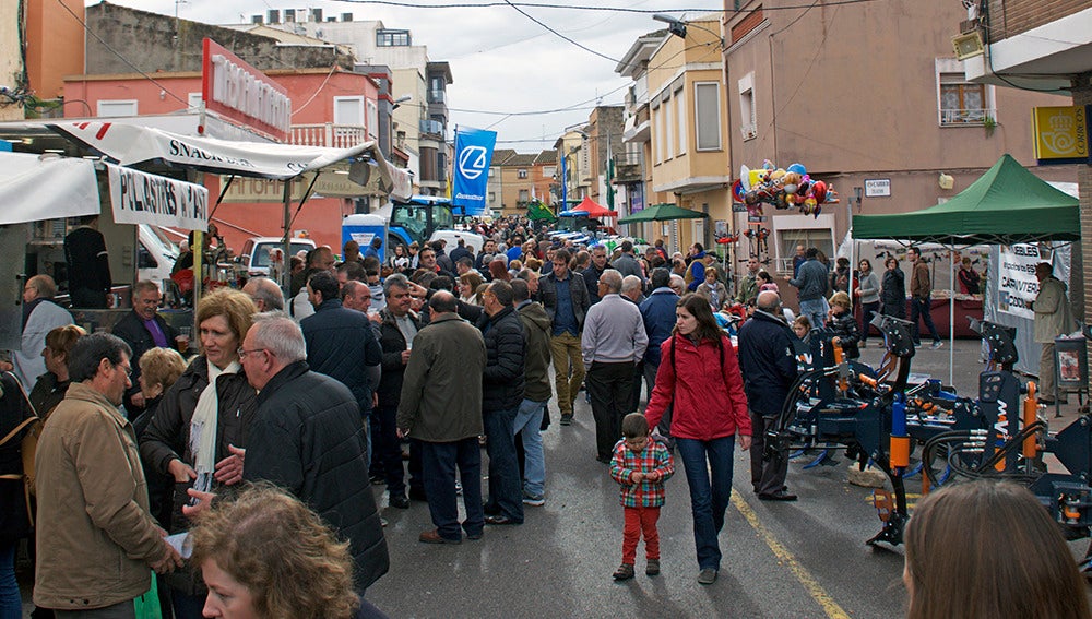 La 'Fira de Sant Andreu' de Cabanes ha sido participativa pese a la lluvia.