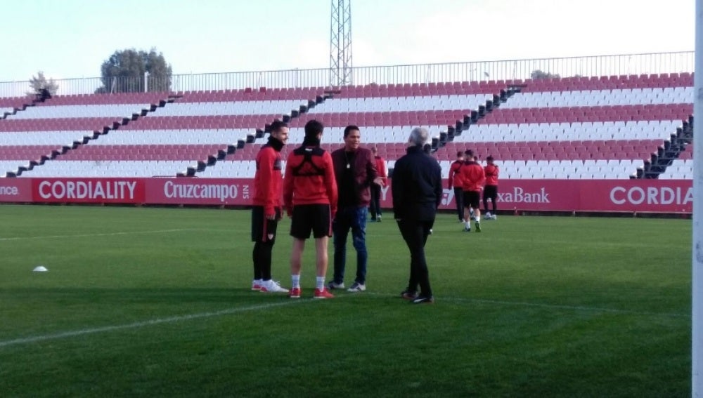 Carlos Bacca, en el entrenamiento del Sevilla