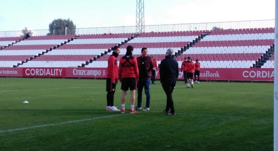 Carlos Bacca visita a sus excompañeros en el entrenamiento del Sevilla Carlos Bacca visita a sus excompañeros en el entrenamiento del Sevilla