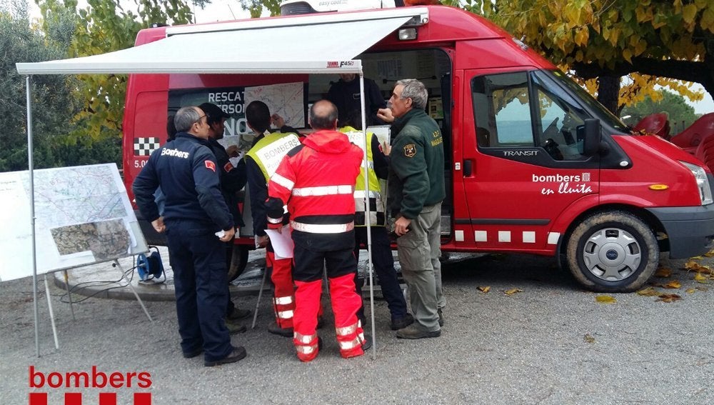 Imagen de los equipos de emergencia trabajando en el torrente de Sant Llorenç d'Hortons (Barcelona)
