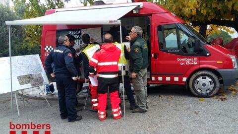 Imagen de los equipos de emergencia trabajando en el torrente de Sant Lloren&ccedil; d'Hortons (Barcelona)
