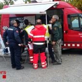 Imagen de los equipos de emergencia trabajando en el torrente de Sant Llorenç d'Hortons (Barcelona)