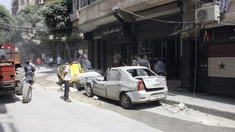 Vista de los da&ntilde;os causados por el lanzamiento de un cohete en varios puntos del norte de Alepo, Siria