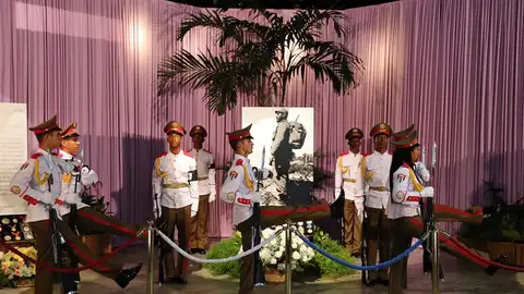 Un grupo de soldados custodia el altar del líder cubano Fidel Castro. Un grupo de soldados custodia el altar del líder cubano Fidel Castro.