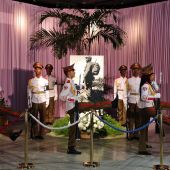 Un grupo de soldados custodia el altar del líder cubano Fidel Castro.