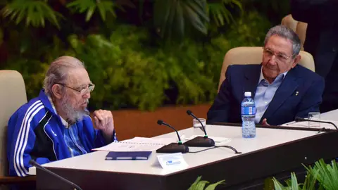 Los hermanos Raúl y Fidel Castro. Los hermanos Raúl y Fidel Castro.