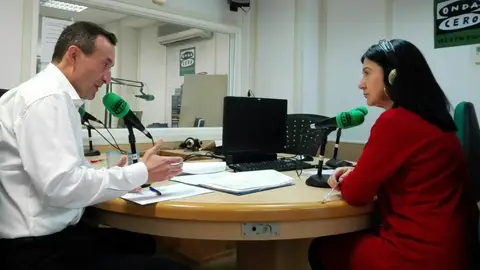 Carlos González en los estudios de Onda Cero Elche. Entrevista