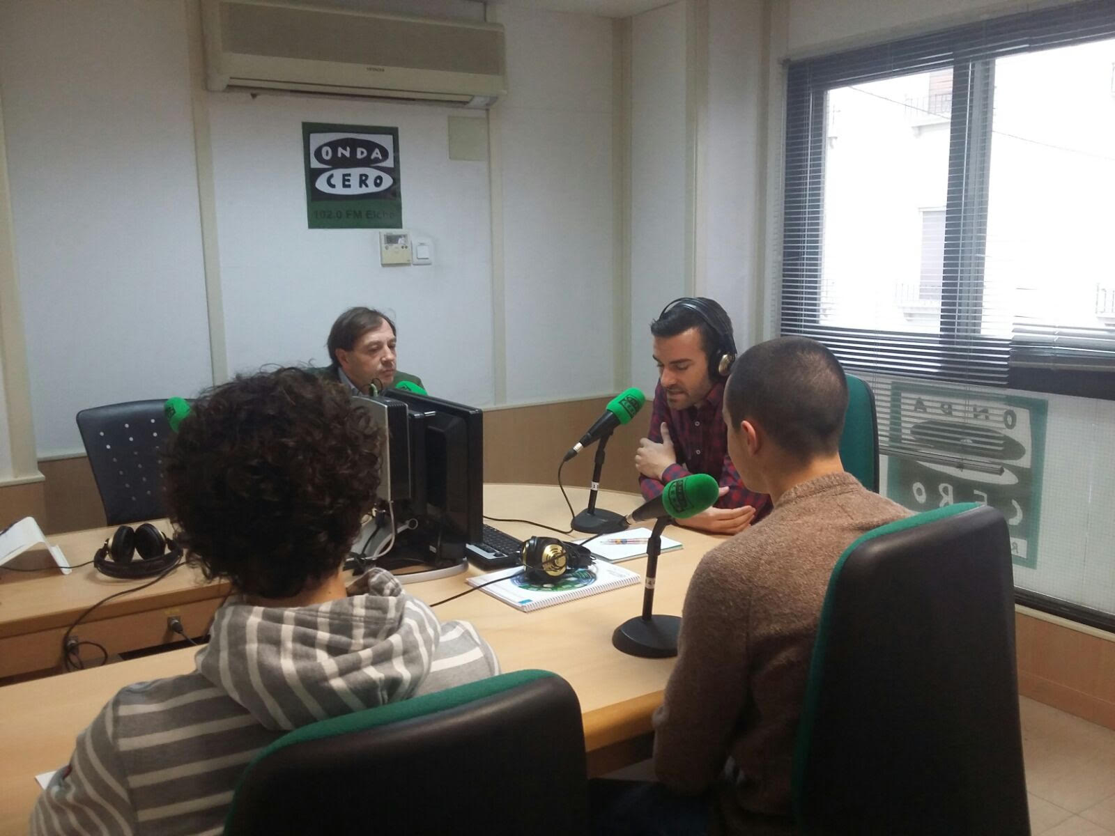 Jesús Pareja nos ha visitado con los pilotos ilicitanos José Javier Pérez y Jonathan Gomis Jesús Pareja nos ha visitado con los pilotos ilicitanos José Javier Pérez y Jonathan Gomis