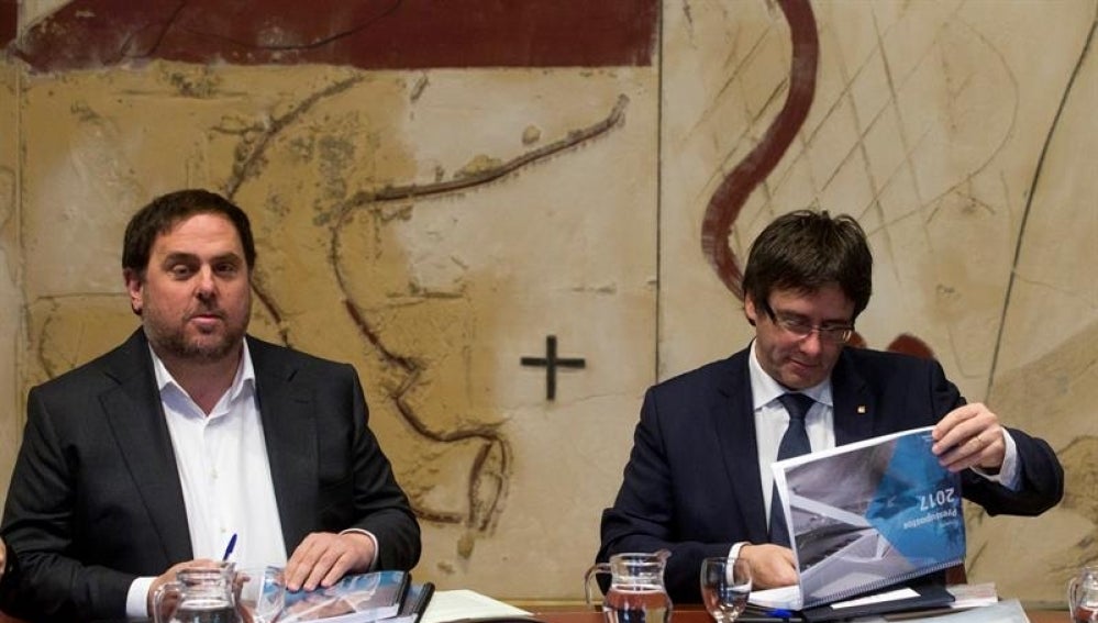 El vicepresidente y conseller de Economía y Hacienda, Oriol Junqueras, y el presidente de la Generalitat, Carles Puigdemont