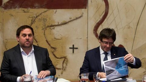 El vicepresidente y conseller de Econom&iacute;a y Hacienda, Oriol Junqueras, y el presidente de la Generalitat, Carles Puigdemont