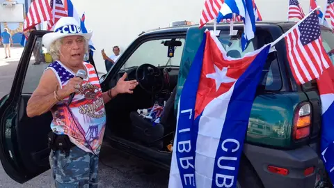 Un hombre vendiendo banderas de Viva Cuba libre Un hombre vendiendo banderas de Viva Cuba libre