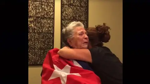 anciana cubana llora de felicidad por la muerte de Fidel Castro anciana cubana llora de felicidad por la muerte de Fidel Castro