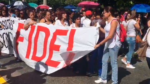 Un grupo de mujeres porta una pancarta que reza 'Nosotros somos Fidel' en las calles de La Habana
