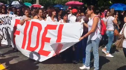 Un grupo de mujeres porta una pancarta que reza 'Nosotros somos Fidel' en las calles de La Habana Un grupo de mujeres porta una pancarta que reza 'Nosotros somos Fidel' en las calles de La Habana