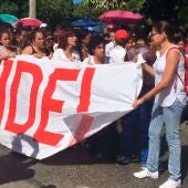 Un grupo de mujeres porta una pancarta que reza 'Nosotros somos Fidel' en las calles de La Habana