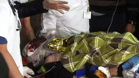 Personal de la Clínica San Juan de Dios traslada al periodista brasileño Rafael Henze Personal de la Clínica San Juan de Dios traslada al periodista brasileño Rafael Henze