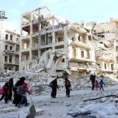 Un grupo de familias sirias desplazadas que abandonan los barrios del este de Alepo