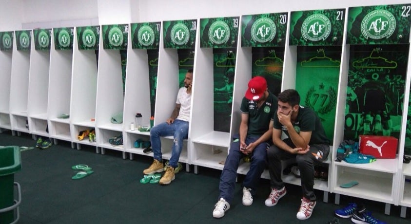 Los jugadores no convocados del Chapecoense rezan desolados por sus compañeros en el vestuario: "Me salvé porque me lesioné" Los jugadores no convocados del Chapecoense rezan desolados por sus compañeros en el vestuario: "Me salvé porque me lesioné"