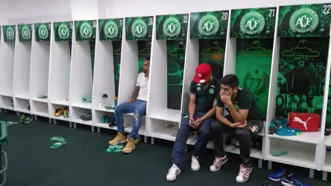 Jugadores del Chapecoense rezan por sus compañeros en el vestuario Jugadores del Chapecoense rezan por sus compañeros en el vestuario