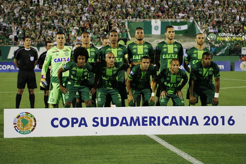 La Conmebol suspende todas sus actividades tras el accidente del Chapecoense La Conmebol suspende todas sus actividades tras el accidente del Chapecoense