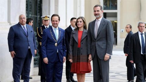 El rey de Espa&ntilde;a, Felipe VI y la reina Letizia junto al alcalde de Lisboa, Fernando Medina