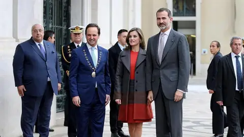 El rey de España, Felipe VI y la reina Letizia junto al alcalde de Lisboa, Fernando Medina El rey de España, Felipe VI y la reina Letizia junto al alcalde de Lisboa, Fernando Medina