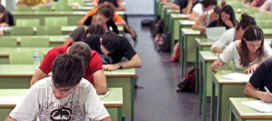 Alumnos realizando un examen Alumnos realizando un examen