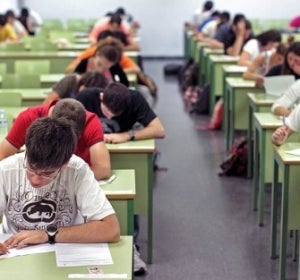 Alumnos realizando un examen Alumnos realizando un examen