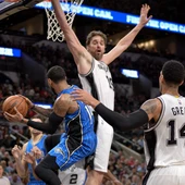 Pau Gasol trata de frenar un ataque de los Magic Pau Gasol trata de frenar un ataque de los Magic