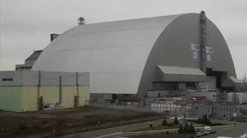 Frame 31.901408 de: Finalizada la construcción del aislamiento del reactor nuclear que estalló hace 30 años Frame 31.901408 de: Finalizada la construcción del aislamiento del reactor nuclear que estalló hace 30 años