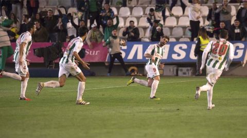Rodri, delantero del C&oacute;rdoba, celebra uno de sus goles al M&aacute;laga.