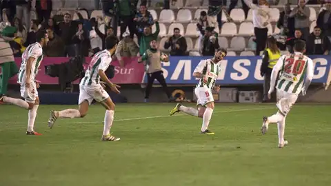 Rodri, delantero del Córdoba, celebra uno de sus goles al Málaga. Rodri, delantero del Córdoba, celebra uno de sus goles al Málaga.
