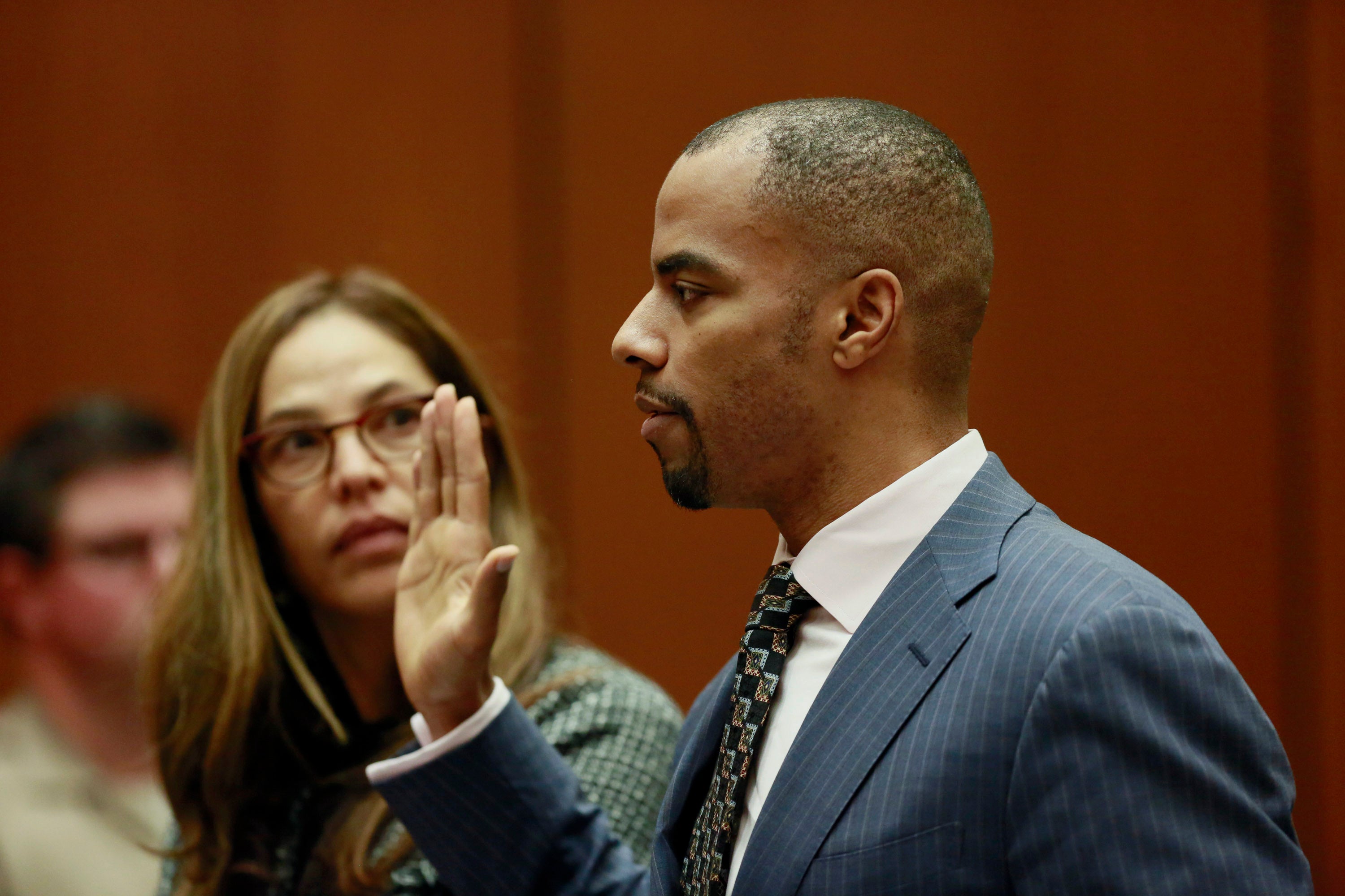 Darren Sharper, exjugador estrella de la NFL, condenado a 20 años de prisión por drogarse y violación múltiple Darren Sharper, exjugador estrella de la NFL, condenado a 20 años de prisión por drogarse y violación múltiple
